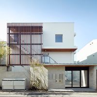 世田谷区経堂の賃貸物件/シャープな印象の外観。