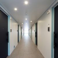 世田谷区経堂の賃貸物件/2階の共用廊下。ほとんどの部屋の玄関が集約されています。
