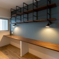 世田谷区駒沢の賃貸物件/玄関側のサービスルーム。造作のカウンターと棚があり、このまま作業スペースにできそう
