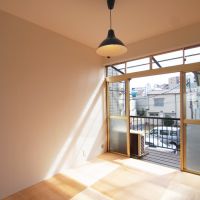 墨田区東向島の賃貸物件/窓が大きく、日当たりもいいです。バルコニーは少し老朽化が進んでいるので、重いものを置いたりはできません