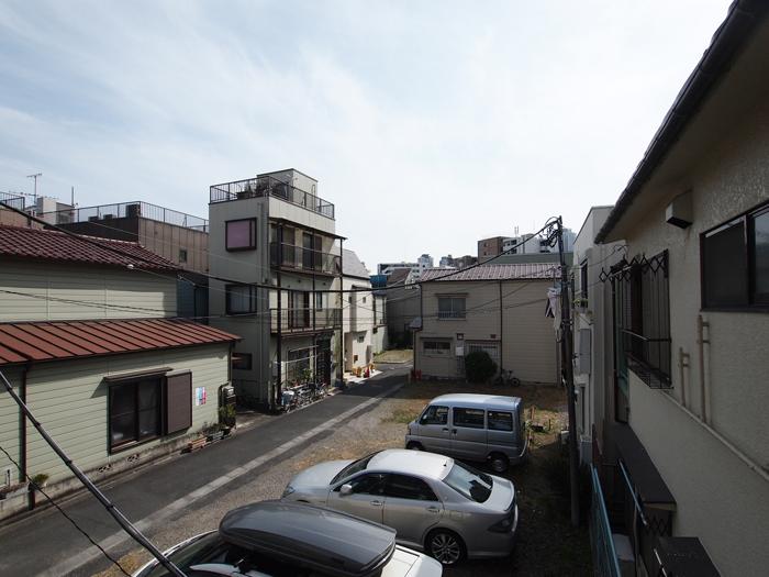 墨田区東向島の賃貸物件/ちょうど南側が駐車場なので視界が抜けています