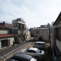 墨田区東向島の賃貸物件/ちょうど南側が駐車場なので視界が抜けています