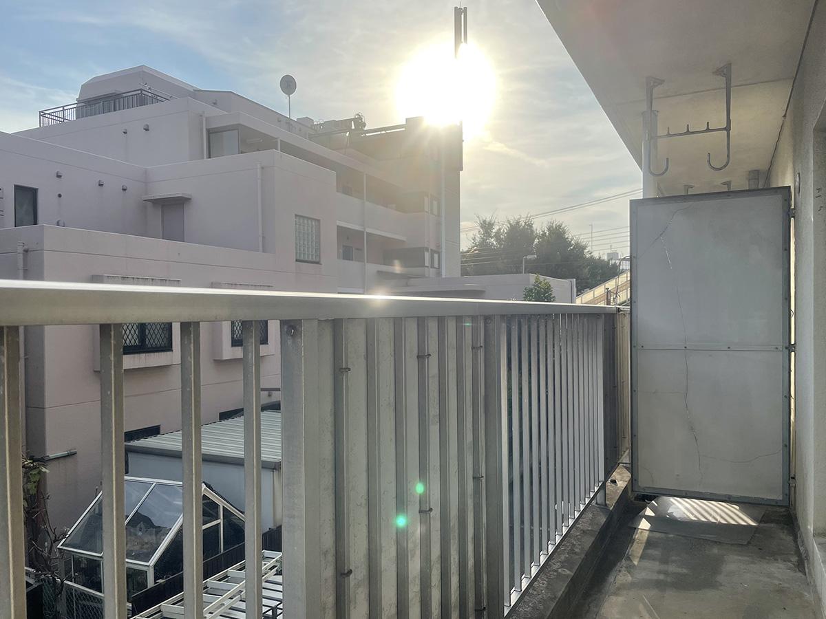 板橋区蓮根の賃貸物件/バルコニー。敷地にゆとりがあり日光が遮られず、室内に日がしっかり入ります（206号室）