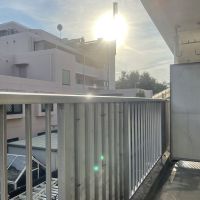 板橋区蓮根の賃貸物件/バルコニー。敷地にゆとりがあり日光が遮られず、室内に日がしっかり入ります（206号室）