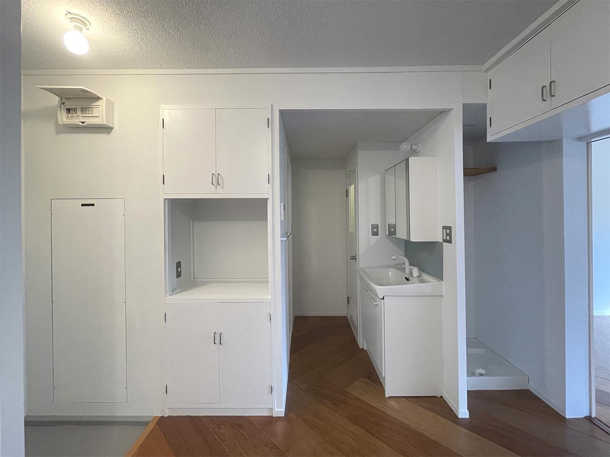 板橋区蓮根の賃貸物件/写真奥の右手にトイレ、左手にお風呂（206号室）