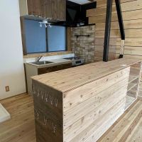 練馬区高松の賃貸物件/背後のカウンターのおかげで収納に不足なし