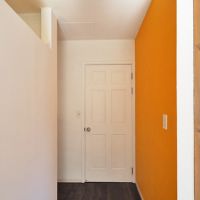 杉並区上井草の賃貸物件/木製の玄関ドアがかわいい。たたきスペースはないので、マットを奥など使い方の工夫が必要