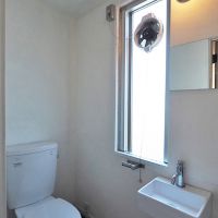 杉並区上井草の賃貸物件/トイレ。ちいさな手洗い洗面つき