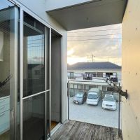 杉並区天沼の賃貸物件/2階：バルコニーから外をみる
