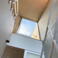 杉並区天沼の賃貸物件/1階：階段の一番下から上を見上げる