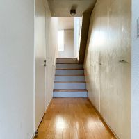 杉並区天沼の賃貸物件/1階：玄関から寝室の方をみる。右側は全部収納
