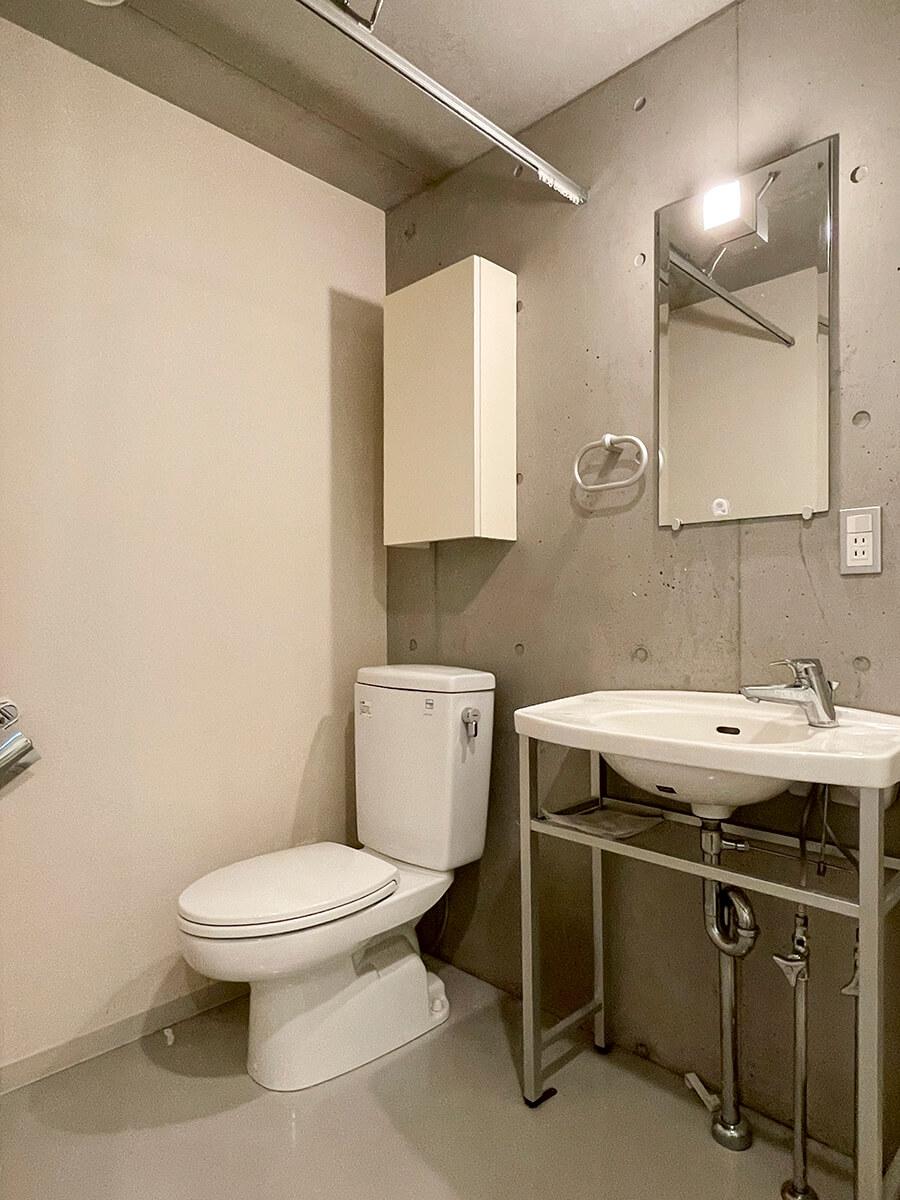 杉並区天沼の賃貸物件/1階：洗面脱衣室。トイレと同室ですが、カーテンで仕切ることも可能