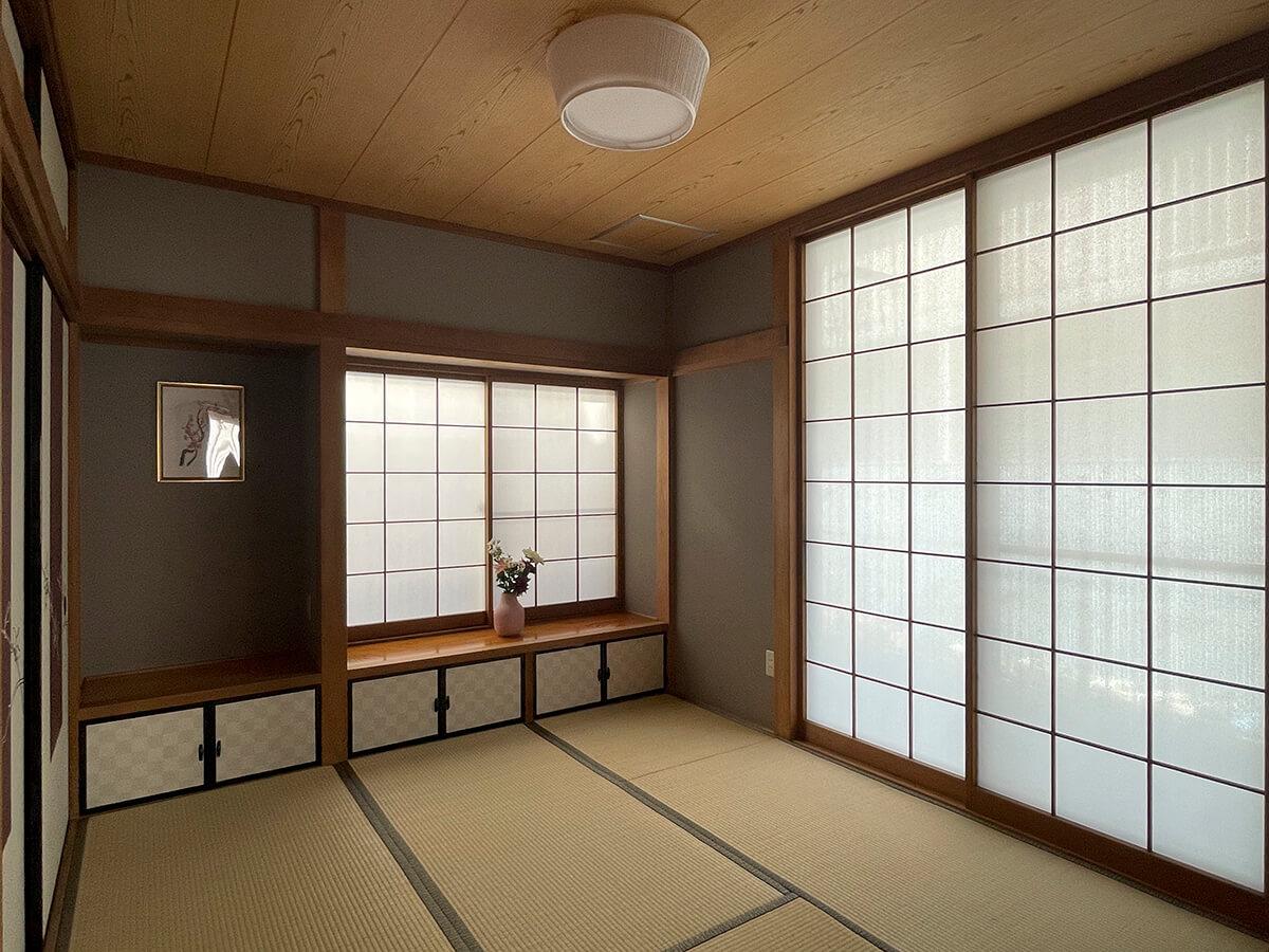 101:立派な和室。右手の天井まであるサッシと窓は開放感と迫力があります