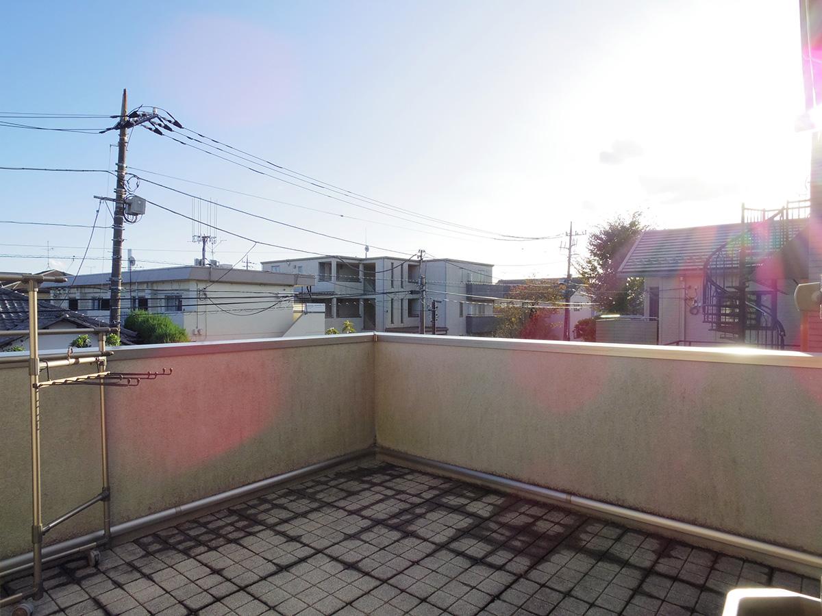 杉並区南荻窪の賃貸物件/2階のルーフバルコニー。まわりが低層住宅街のため眺めも良好
