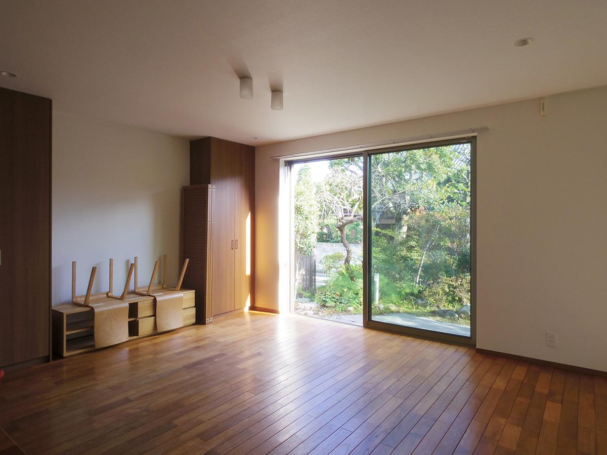 杉並区南荻窪の賃貸物件/しっとりとした無垢フローリングに壁紙の組み合わせ