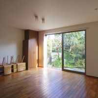 杉並区南荻窪の賃貸物件/しっとりとした無垢フローリングに壁紙の組み合わせ