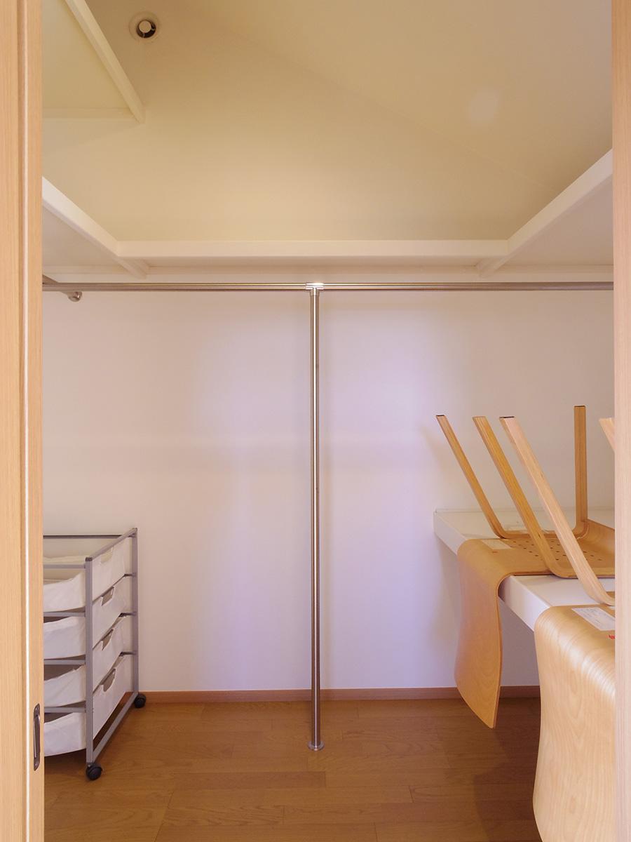 杉並区南荻窪の賃貸物件/ウォークインクローゼットには机が造作されているので書斎にしてもok