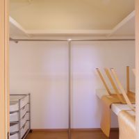 杉並区南荻窪の賃貸物件/ウォークインクローゼットには机が造作されているので書斎にしてもok