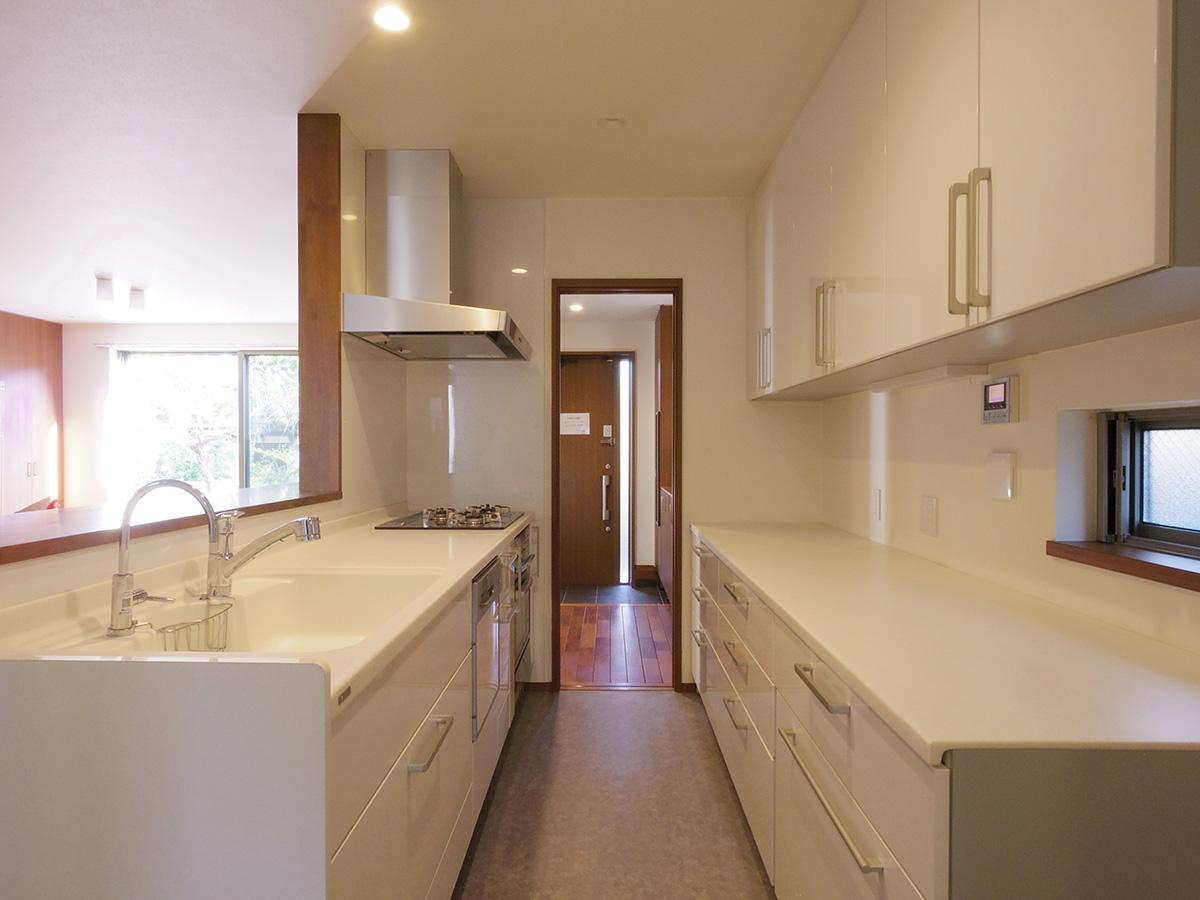 杉並区南荻窪の賃貸物件/玄関からもアクセスできる広々としたキッチンスペース