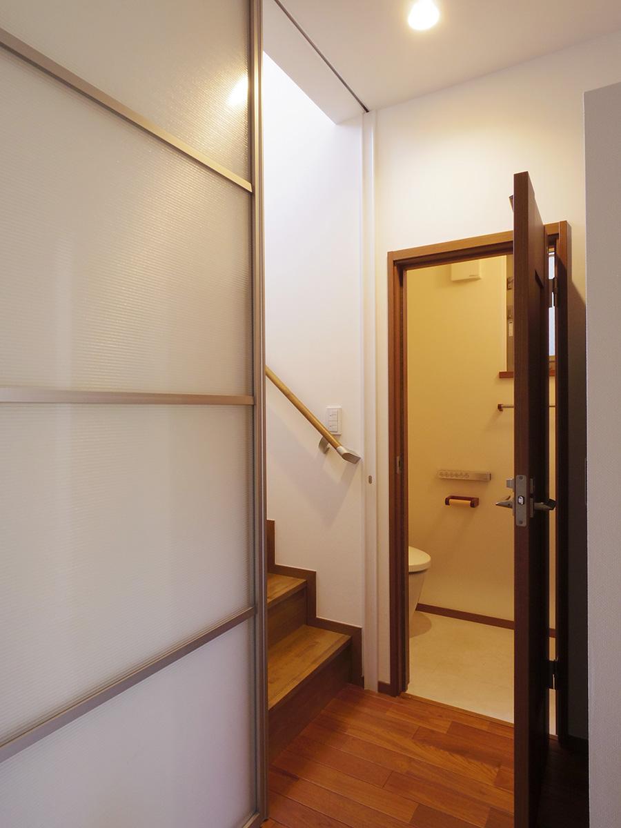 杉並区南荻窪の賃貸物件/2階へと上がる階段スペースは半透明のポリカーボネート素材を使用した引き戸で開閉。奥はトイレ