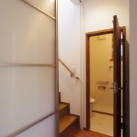 杉並区南荻窪の賃貸物件/2階へと上がる階段スペースは半透明のポリカーボネート素材を使用した引き戸で開閉。奥はトイレ