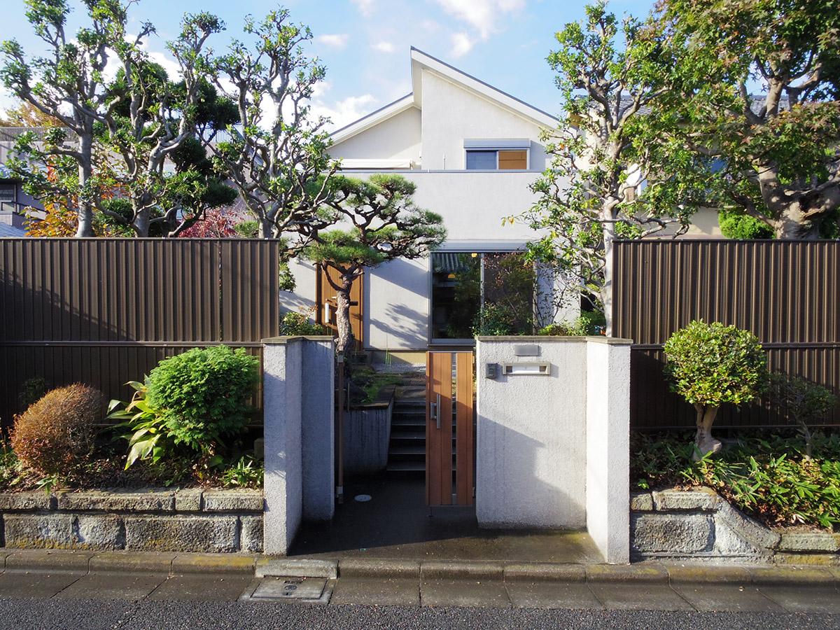 杉並区南荻窪の賃貸物件/通りからエントランスを見て