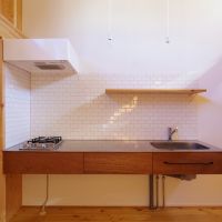 埼玉県さいたま市南区白幡の賃貸物件/作業スペースを広く取ったキッチン。白いタイルがすてき