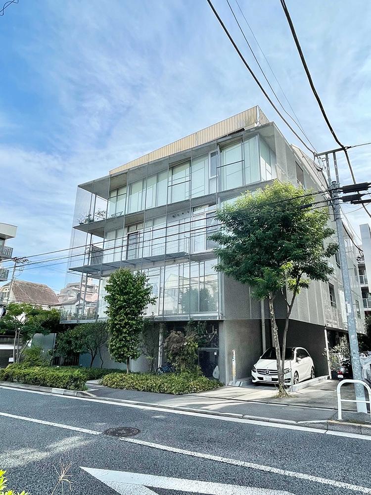 外観。バルコニー外周部にメッシュスクリーンが回されたデザインが繊細でかっこいい