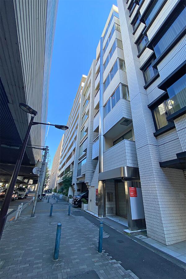 エントランスは首都高側です