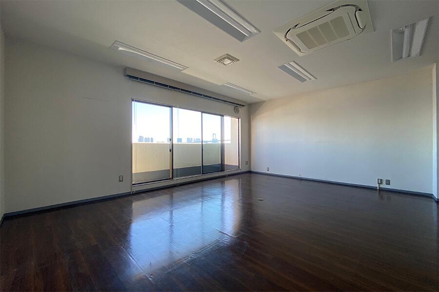 奥が開けた間取りをしています
