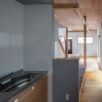 北区田端の賃貸物件/奥のキッチンからリビングを覗く（撮影:千葉正人）