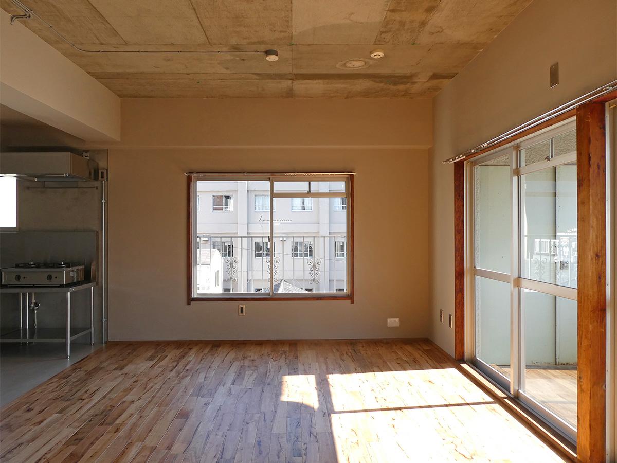 部屋の南側は、無垢フローリングの床と打ちっぱなしコンクリートの天井