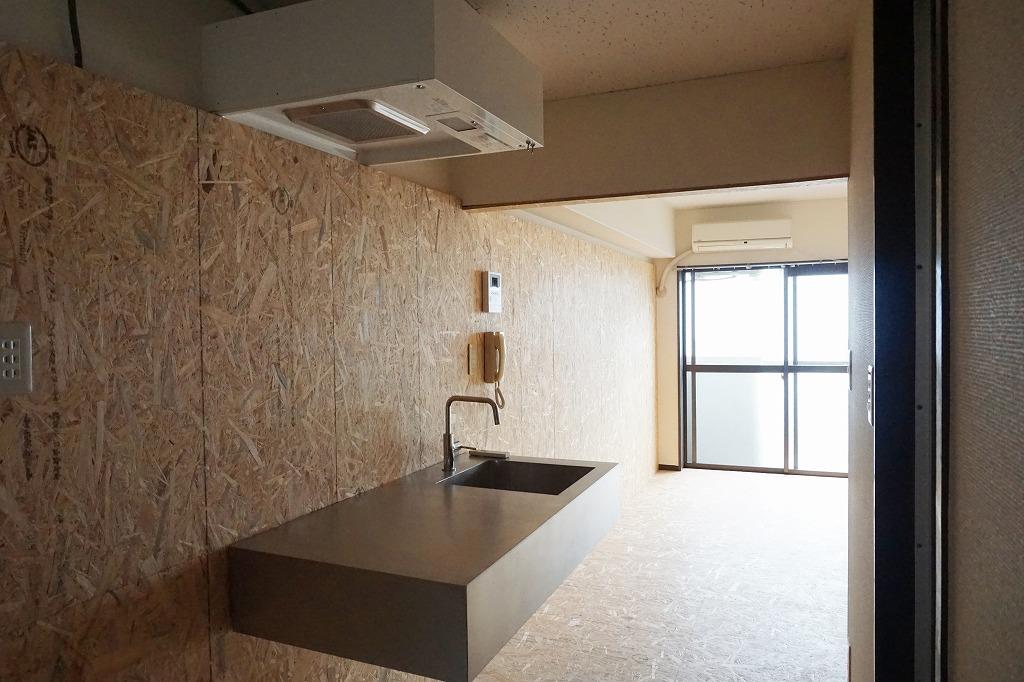 キッチンはステンレスのもの。壁床がOSB合板でクラフト感のある部屋になっています(写真は今回のお部屋のもの)