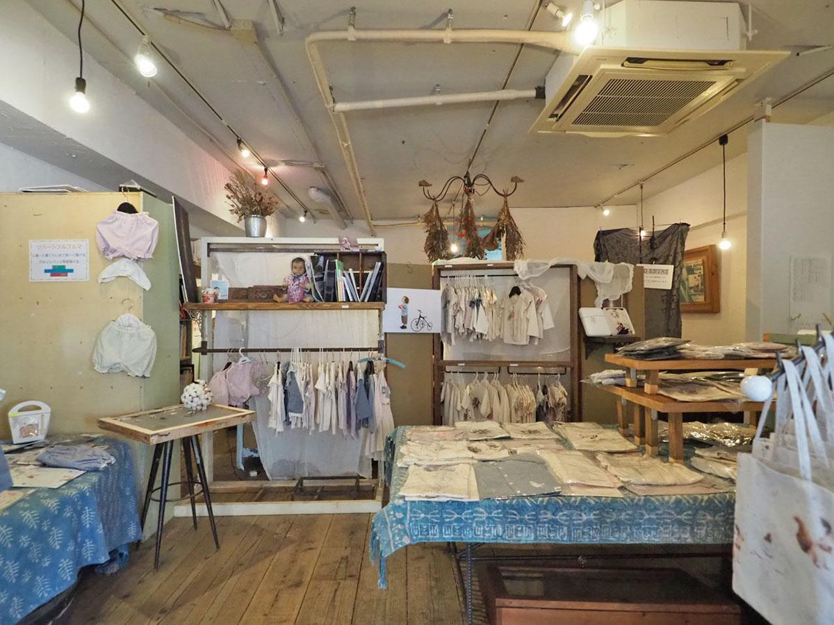 店内。今は什器がたくさんありますが、なくなると開けた空間になる。天井は躯体まであがり、床は足場板が貼られている