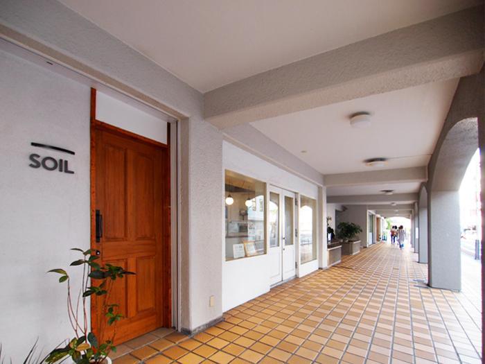 並びにはパン屋さん、イタリアンなど。いい感じのお店が並ぶ
