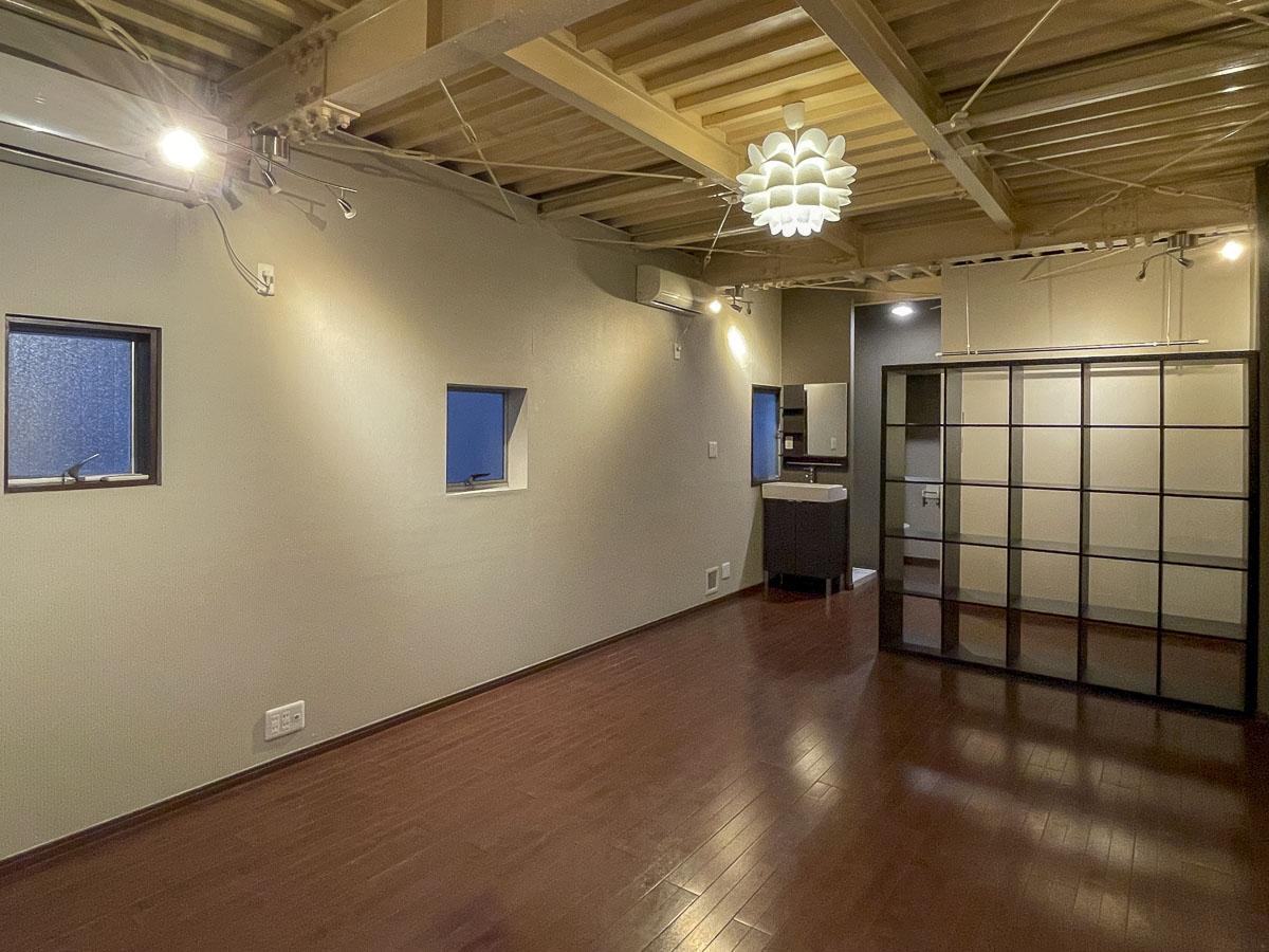 荒川区東日暮里の賃貸物件/自然光はほぼ入らないので、日中でも灯りが必要な感じです