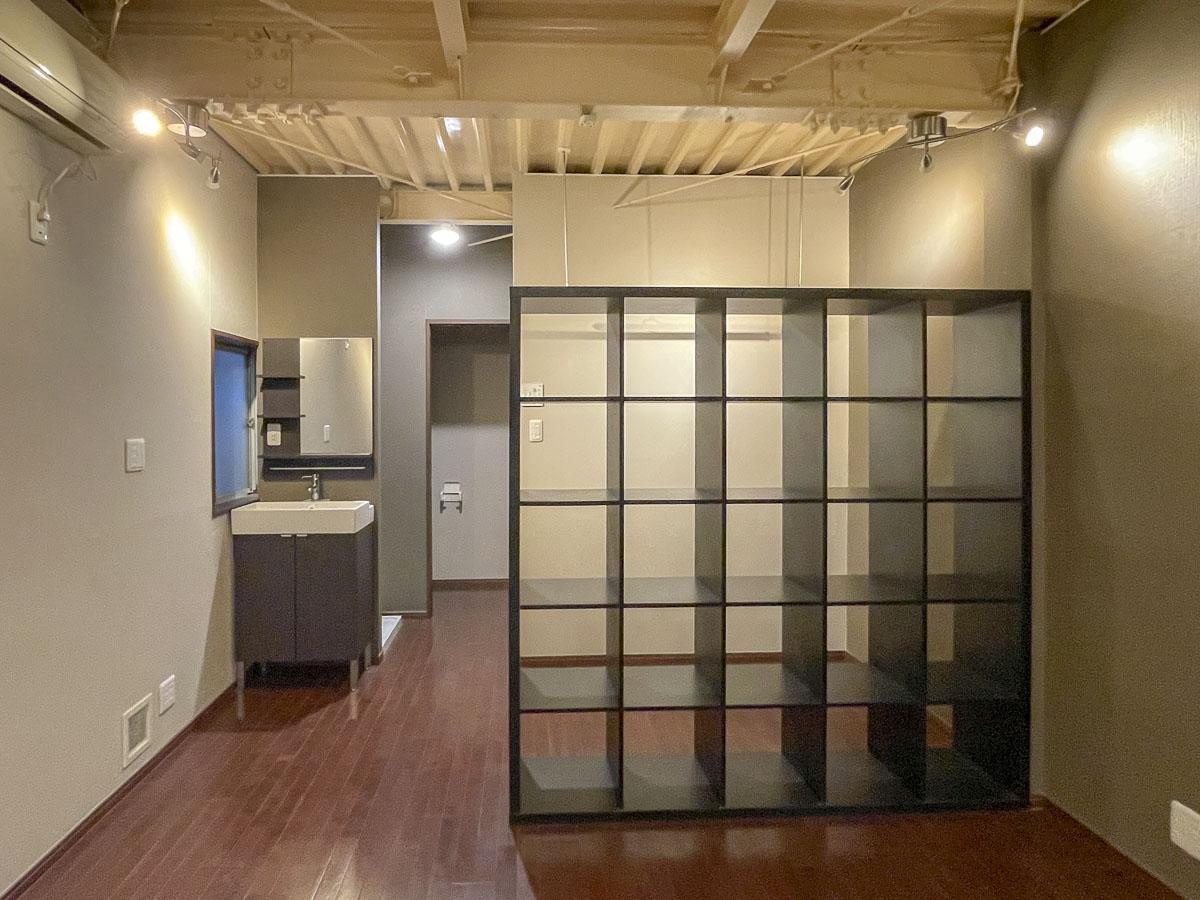 荒川区東日暮里の賃貸物件/写真右手の棚は可動式になっていて、好きな場所で部屋を仕切ることができる