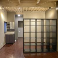 荒川区東日暮里の賃貸物件/写真右手の棚は可動式になっていて、好きな場所で部屋を仕切ることができる