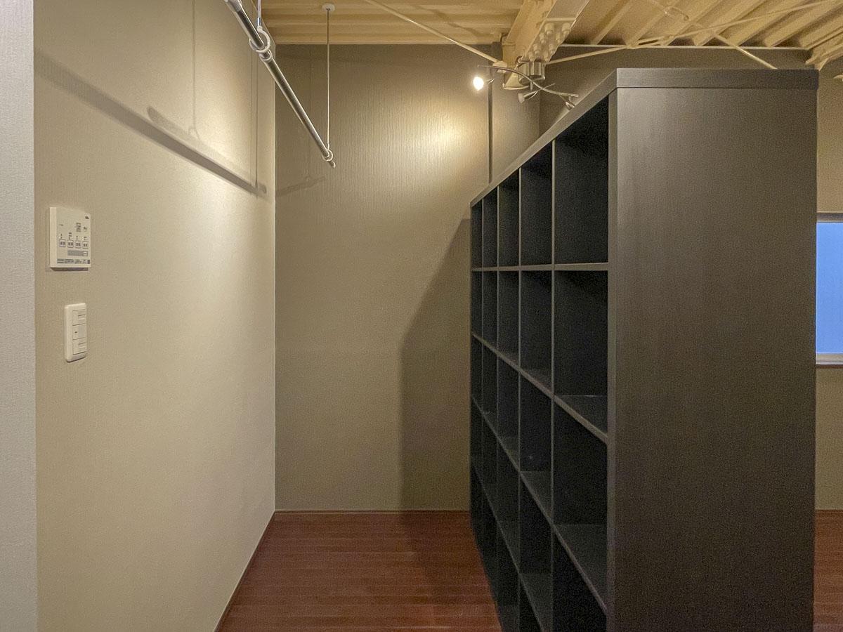 荒川区東日暮里の賃貸物件/前入居者は壁際を区切ってクローゼットとして使っていたそうです