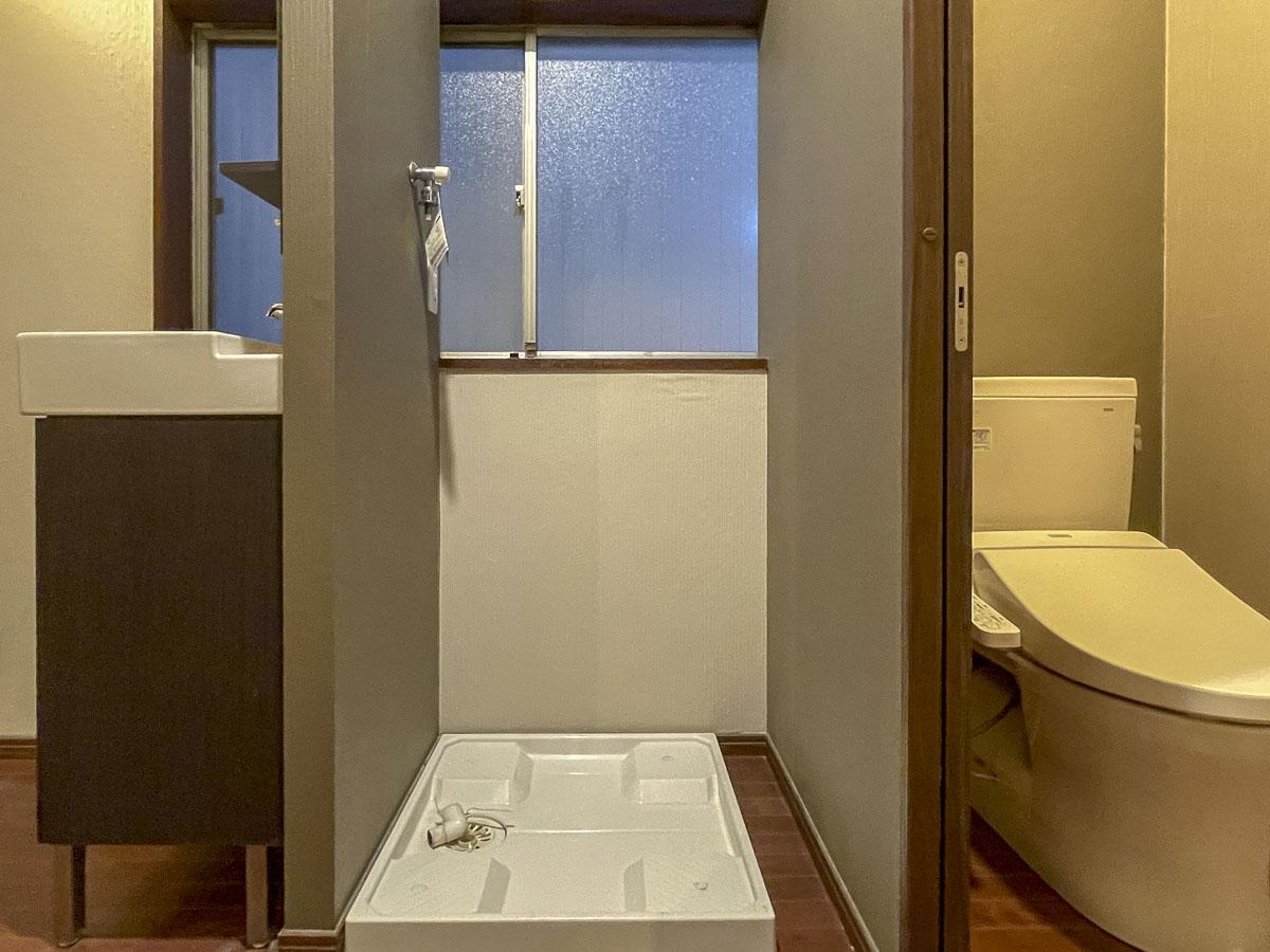 荒川区東日暮里の賃貸物件/洗面台・洗濯機置き場・トイレ