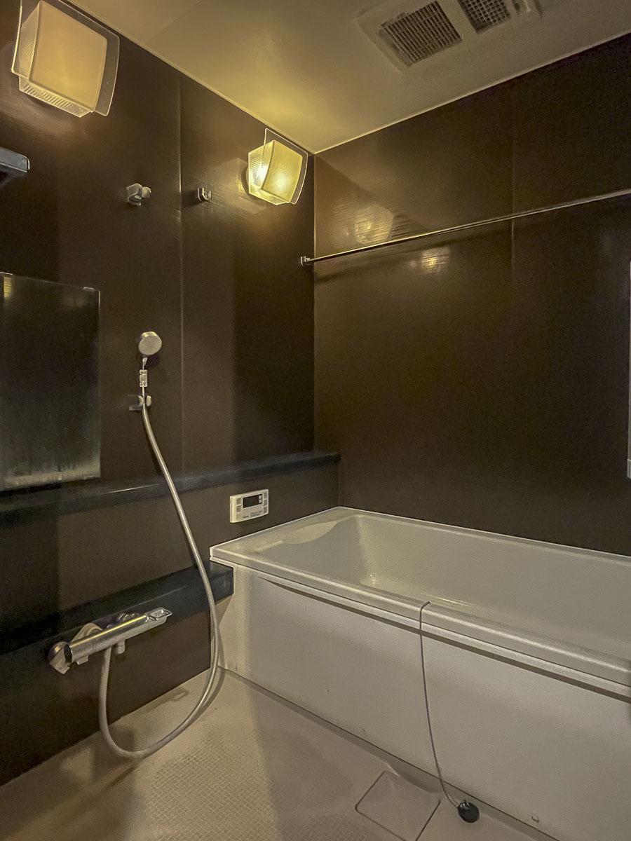 荒川区東日暮里の賃貸物件/浴室は180cm&times;180cmで、足をゆったり伸ばせるサイズの浴槽です