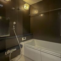 荒川区東日暮里の賃貸物件/浴室は180cm&times;180cmで、足をゆったり伸ばせるサイズの浴槽です