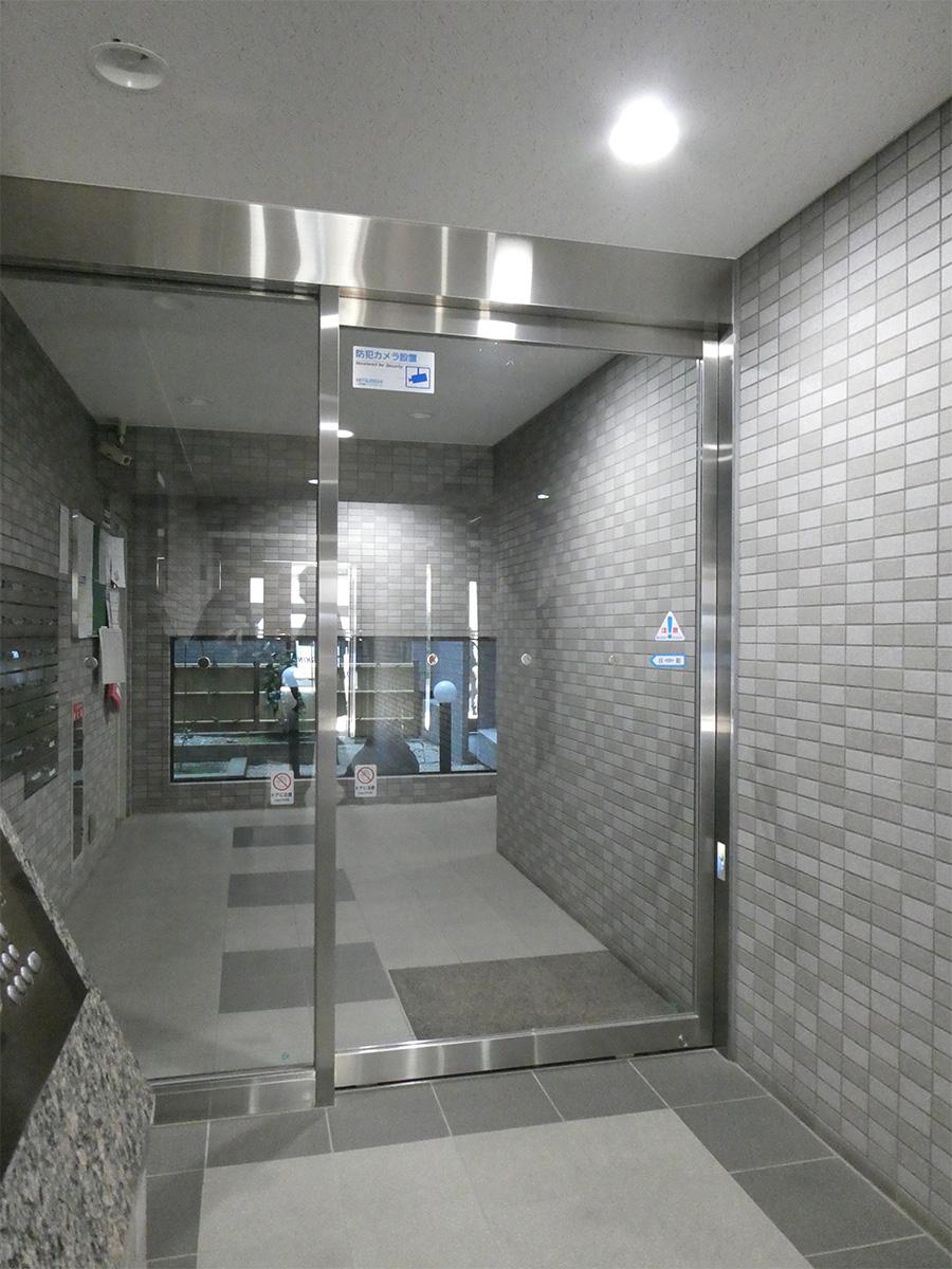 マンションのエントランス。オートロック付きです