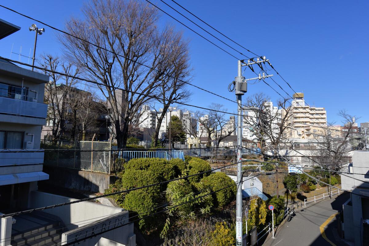 新宿区高田馬場の賃貸物件/バルコニーから右を向けば公園（正面は建物です）