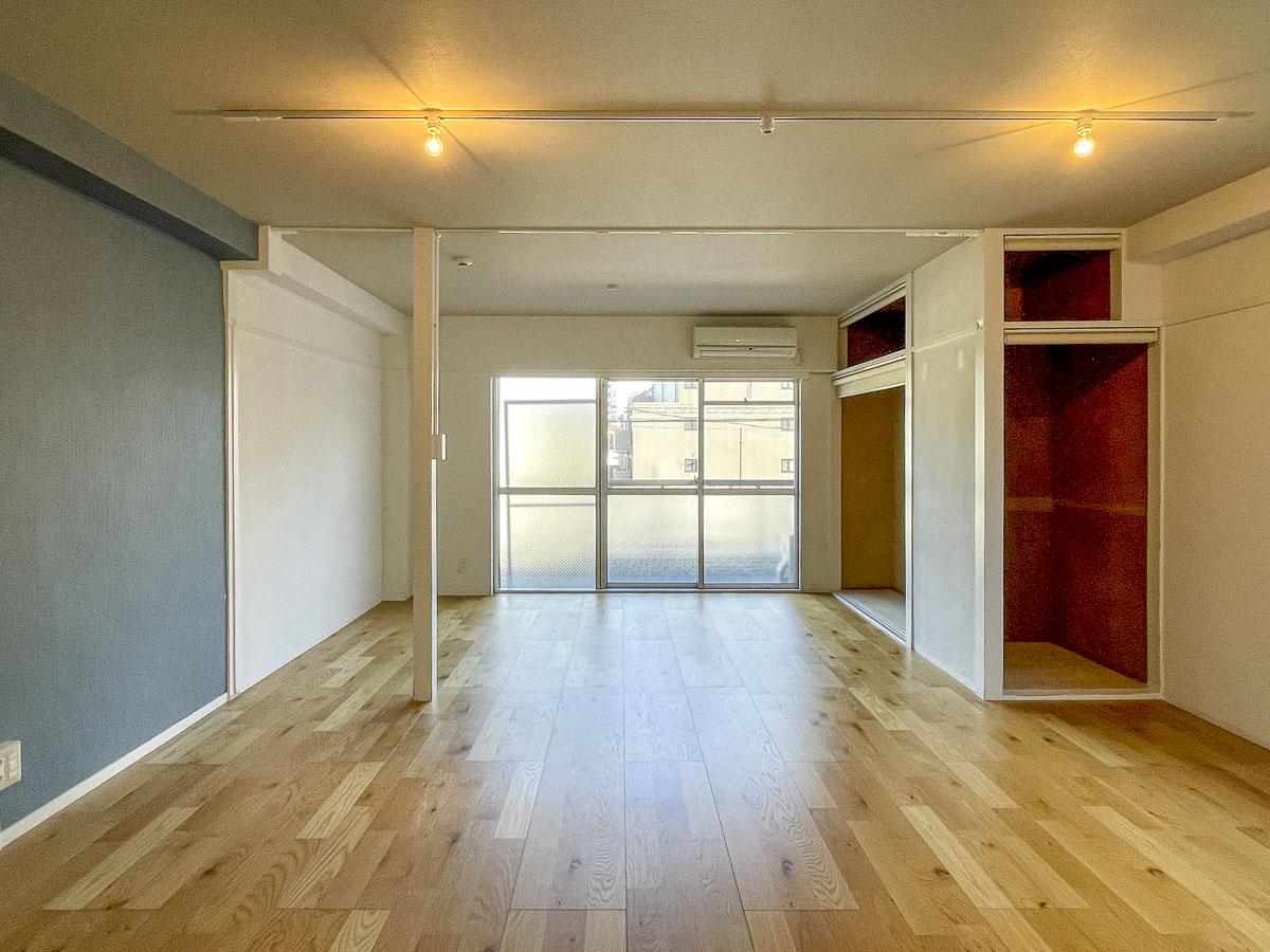 豊島区南長崎の賃貸物件/押入れのふすまは取り払われ、ロールスクリーンが設置されています