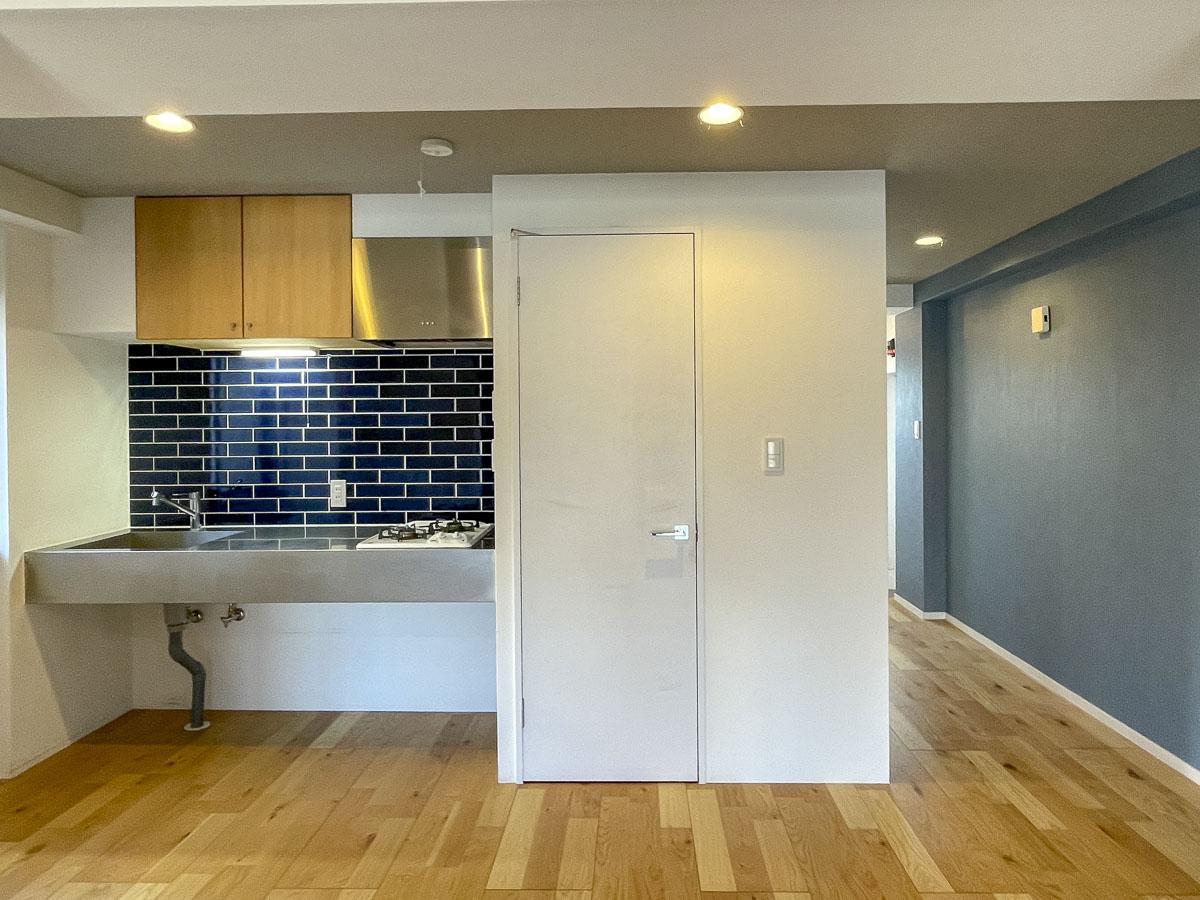 豊島区南長崎の賃貸物件/キッチンのタイルがかわいらしい。写真真ん中のドアは洗面室へ繋がります