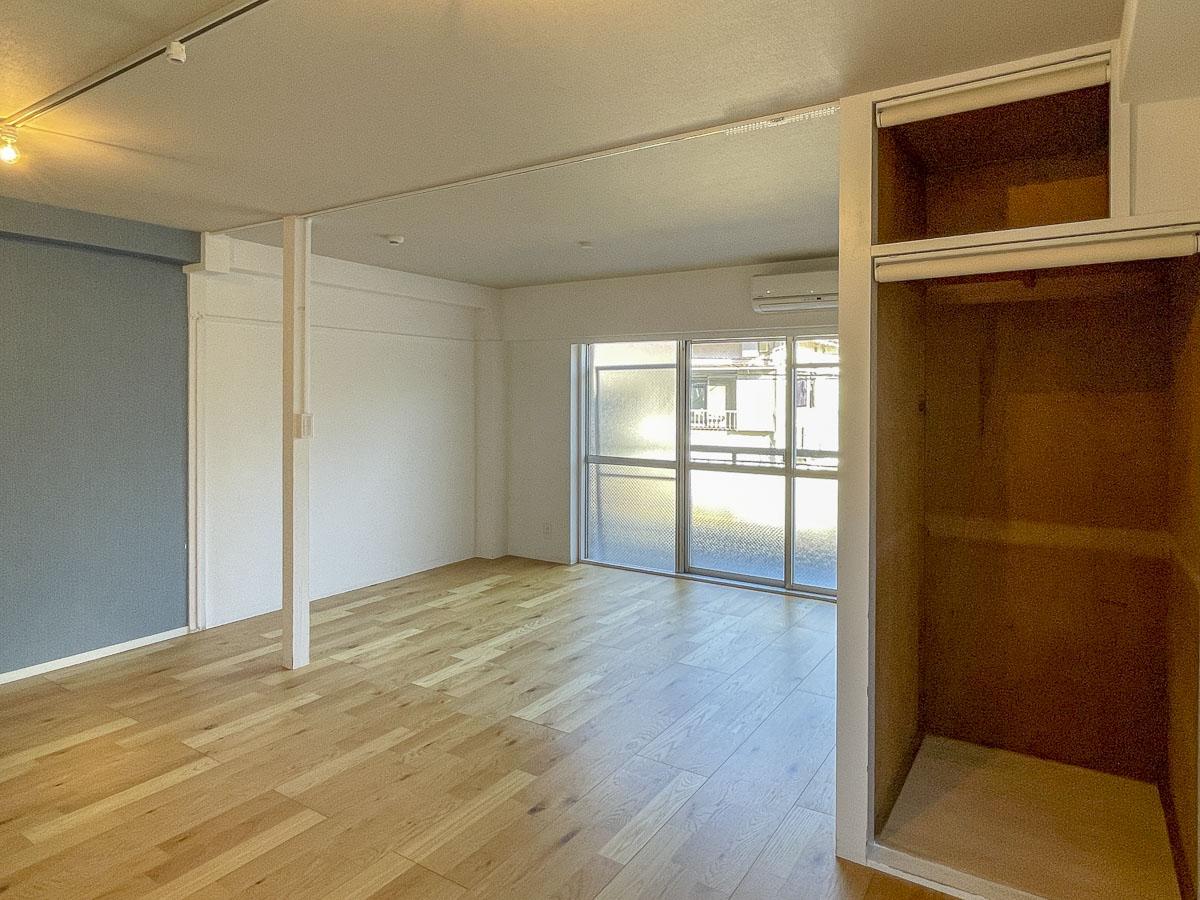 豊島区南長崎の賃貸物件/収納横にカーテンレールが設置済み。部屋を区切ることができる