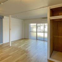 豊島区南長崎の賃貸物件/収納横にカーテンレールが設置済み。部屋を区切ることができる