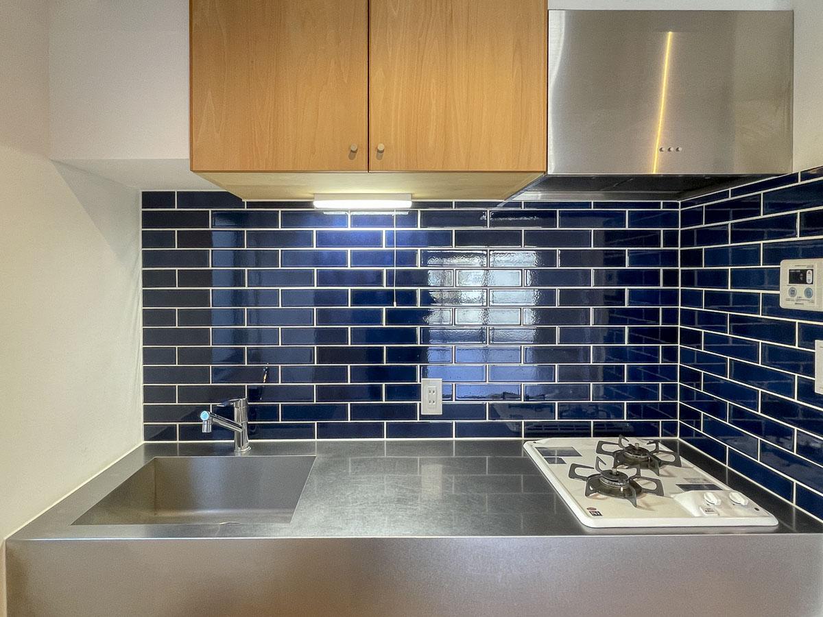 豊島区南長崎の賃貸物件/キッチン。紺色のタイルが空間の良いアクセントに