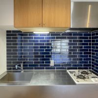 豊島区南長崎の賃貸物件/キッチン。紺色のタイルが空間の良いアクセントに